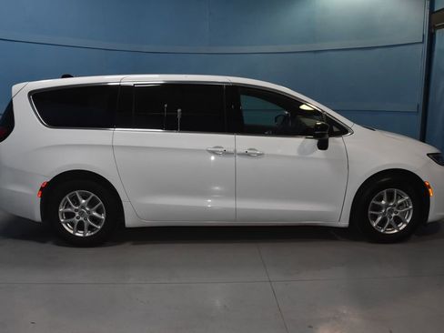 Used 2025 Chrysler Pacifica Select image 24