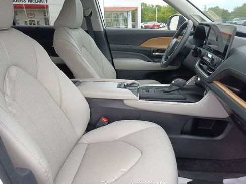 Used 2024 Toyota Grand Highlander AWD image 34