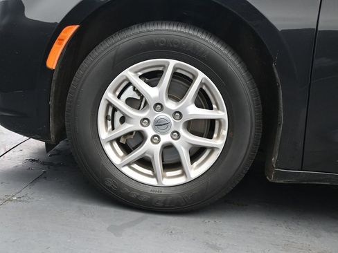 Used 2024 Chrysler Pacifica Touring-L image 12