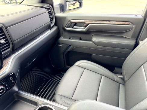 Used 2025 Chevrolet Silverado 3500 LTZ w/ LTZ Convenience Package image 33