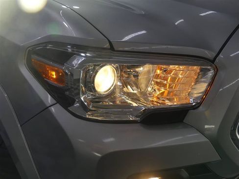 Used 2020 Toyota Tacoma SR5 w/ Blackout Package AWD/4WD image 13