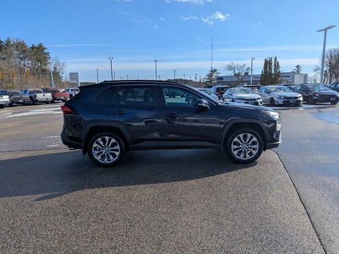 Used 2022 Toyota RAV4 XLE Premium image 7