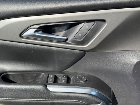 Used 2024 Chevrolet Traverse LT image 32