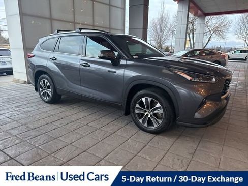 Certified 2021 Toyota Highlander XLE image 3