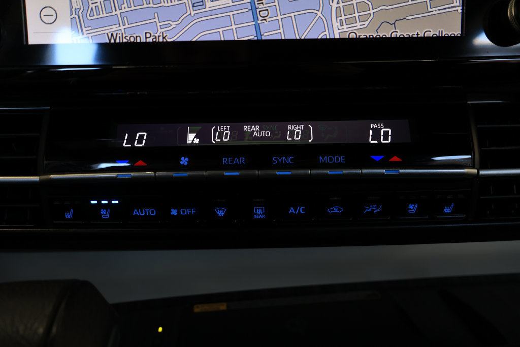 Used 2024 Toyota Sienna Platinum FWD image 36
