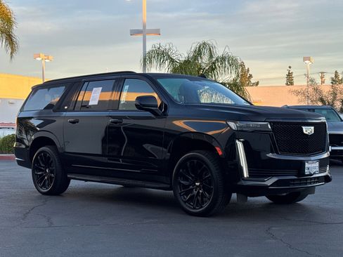 Certified 2024 Cadillac Escalade ESV Sport Platinum w/ LPO, ONYX Package AWD/4WD image 4