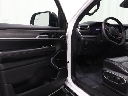 Used 2024 Jeep Wagoneer L Series II w/ Flexible Seating Group AWD/4WD image 8