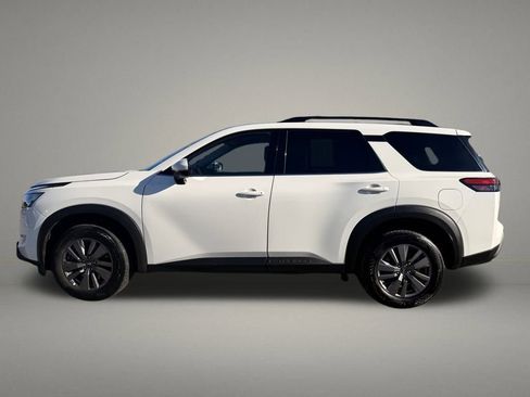 Used 2025 Nissan Pathfinder SV image 2
