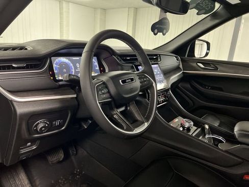 Used 2024 Jeep Grand Cherokee Limited w/ Black Appearance Package image 10