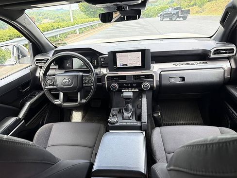 Certified 2025 Toyota Tacoma SR5 AWD/4WD image 18