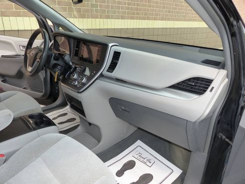Used 2017 Toyota Sienna LE FWD image 52