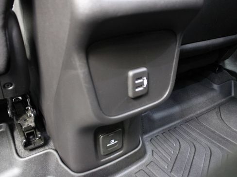 Used 2024 GMC Terrain SLE w/ GMC Pro Grade Package AWD/4WD image 17