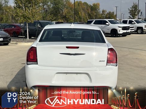 Used 2023 Chrysler 300 Touring w/ Sport Appearance Package image 11