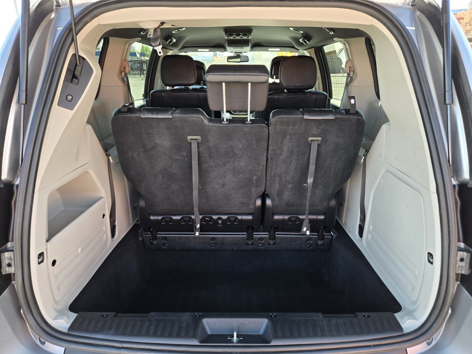 Used 2020 Dodge Grand Caravan SXT FWD image 11