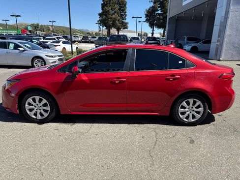 Used 2020 Toyota Corolla LE FWD image 2