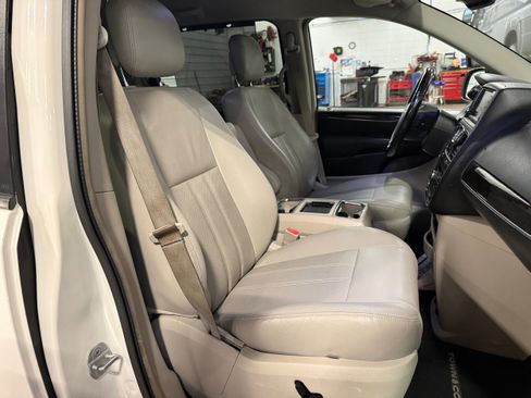 Used 2013 Chrysler Town & Country Touring-L w/ Driver Convenience Group image 8