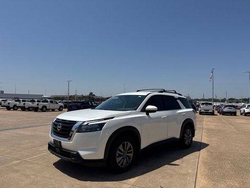 Certified 2024 Nissan Pathfinder SV FWD image 8