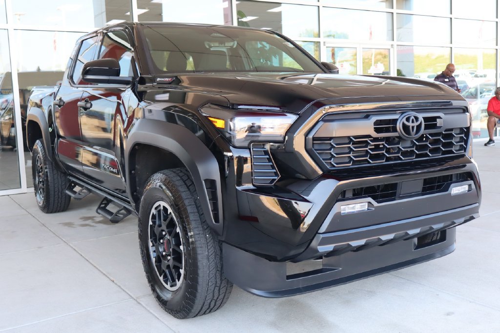 Used 2025 Toyota Tacoma TRD Off-Road AWD/4WD image 1