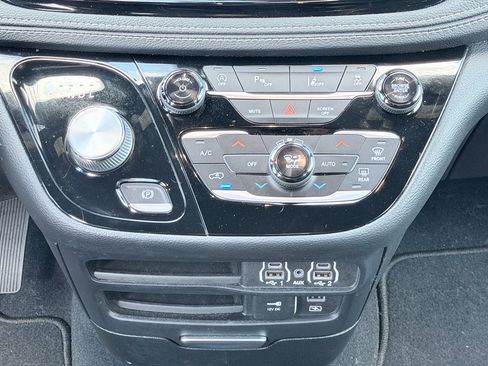 Used 2022 Chrysler Pacifica Touring FWD image 19
