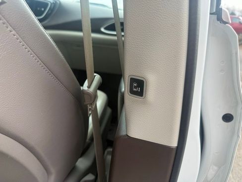 Used 2018 Chrysler Pacifica Touring-L image 59