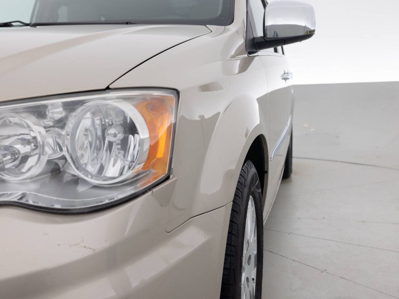 Used 2012 Chrysler Town & Country Touring-L w/ Entertainment Group #2 FWD image 12