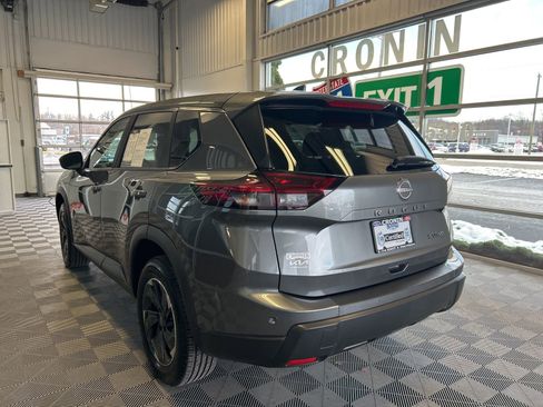 Used 2024 Nissan Rogue SV image 4