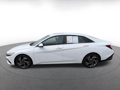 Used 2025 Hyundai Elantra SEL FWD image 8
