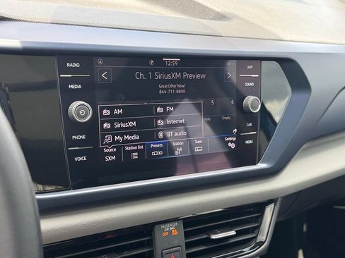 Used 2022 Volkswagen Taos SE w/ Panoramic Sunroof Package FWD image 17
