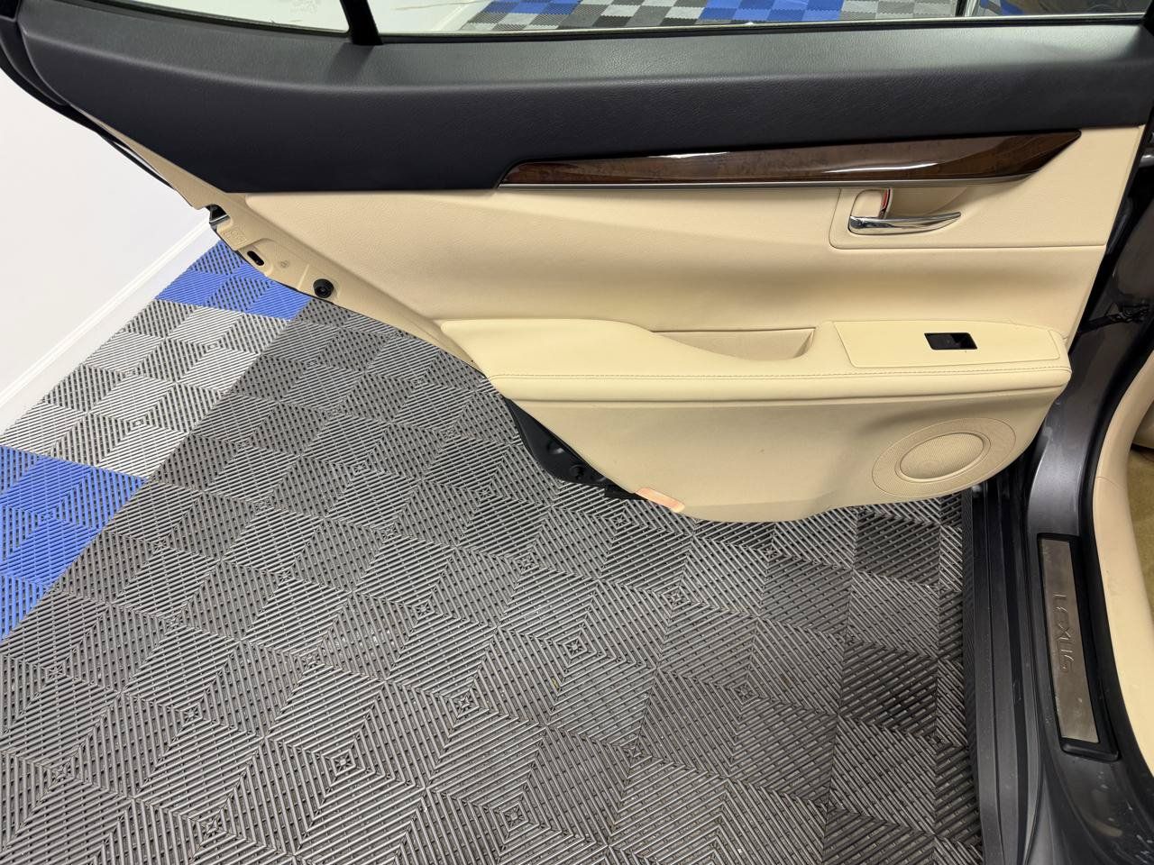 Used 2014 Lexus ES 350 w/ Luxury Package FWD image 9