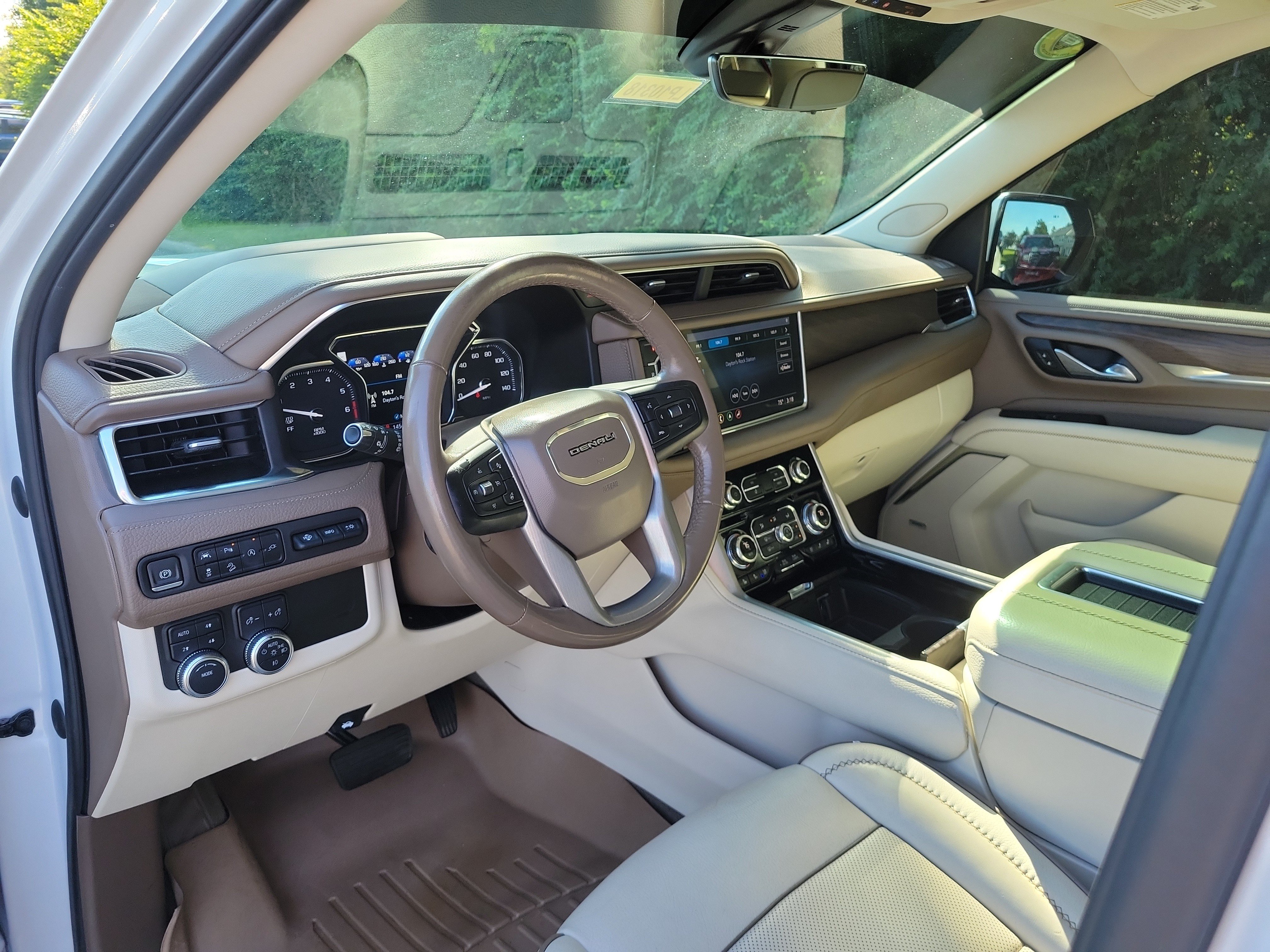 Used 2021 GMC Yukon XL Denali w/ Denali Premium Package AWD/4WD image 18