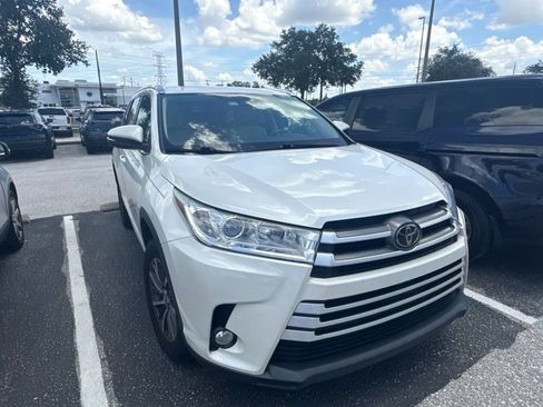 Used 2018 Toyota Highlander XLE FWD image 2