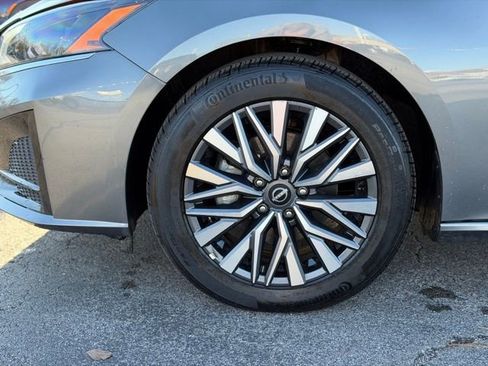 Used 2025 Nissan Altima 2.5 SV image 8