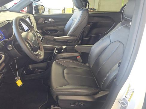 Used 2025 Chrysler Pacifica Select FWD image 7