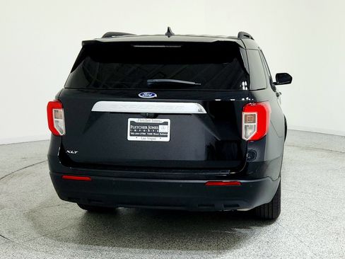 Used 2022 Ford Explorer XLT image 2