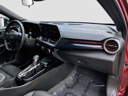 Used 2025 Chevrolet Trax RS FWD image 27