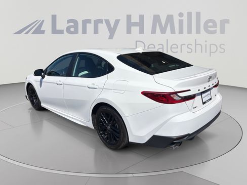 Used 2025 Toyota Camry SE FWD image 3