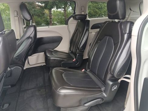 Used 2023 Chrysler Pacifica Touring-L FWD image 22