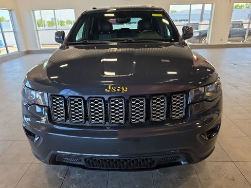Used 2018 Jeep Grand Cherokee Altitude AWD/4WD image 3