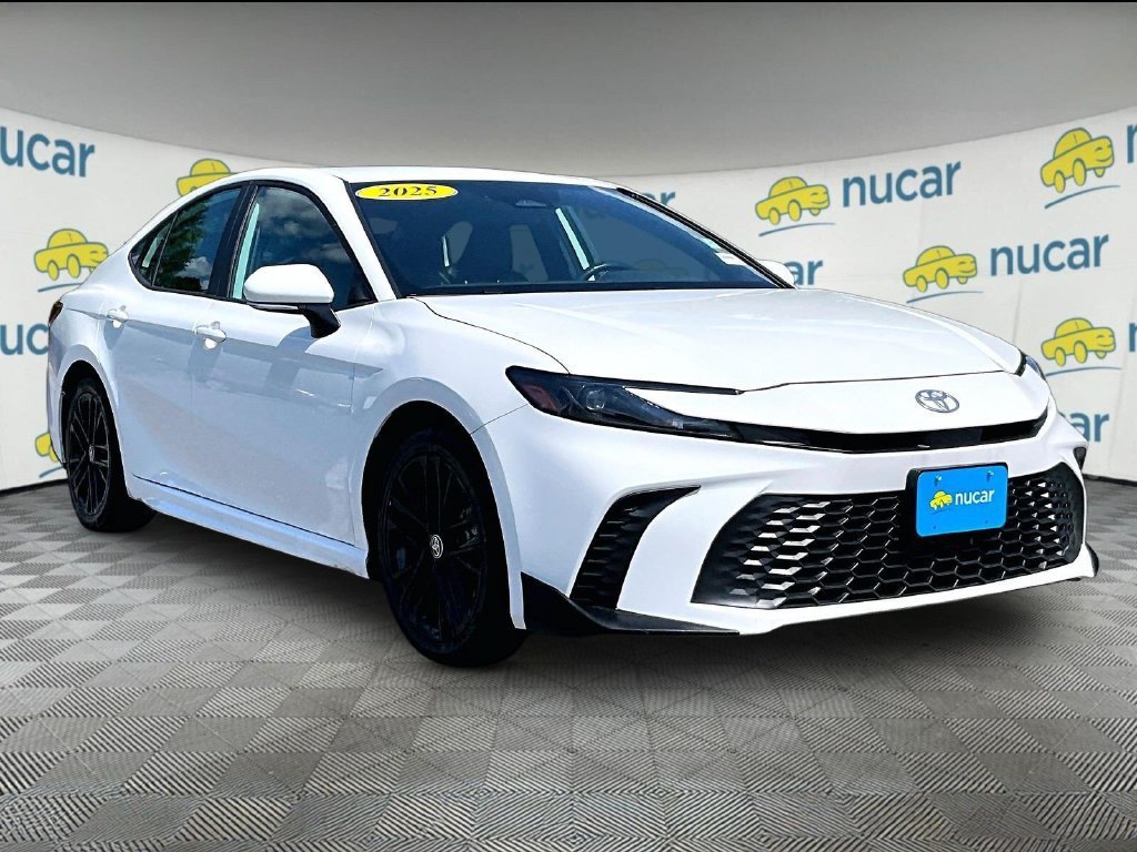 Used 2025 Toyota Camry SE FWD image 1