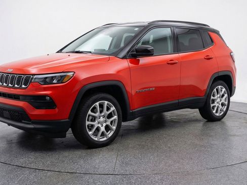 Used 2025 Jeep Compass Limited image 3