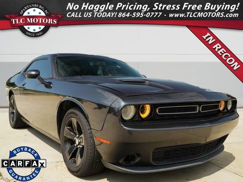 Used 2017 Dodge Challenger SXT RWD image 1