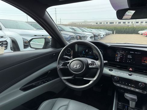 Used 2025 Hyundai Elantra Limited image 36