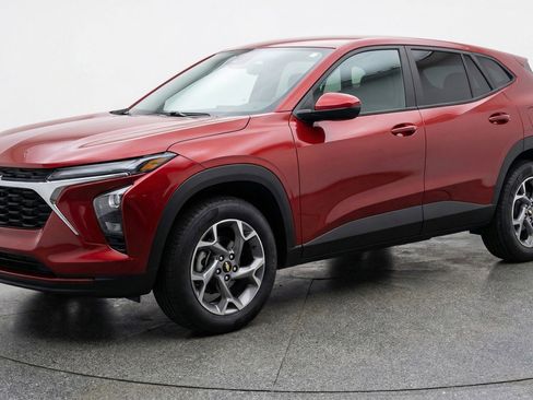 Used 2025 Chevrolet Trax LT FWD image 3