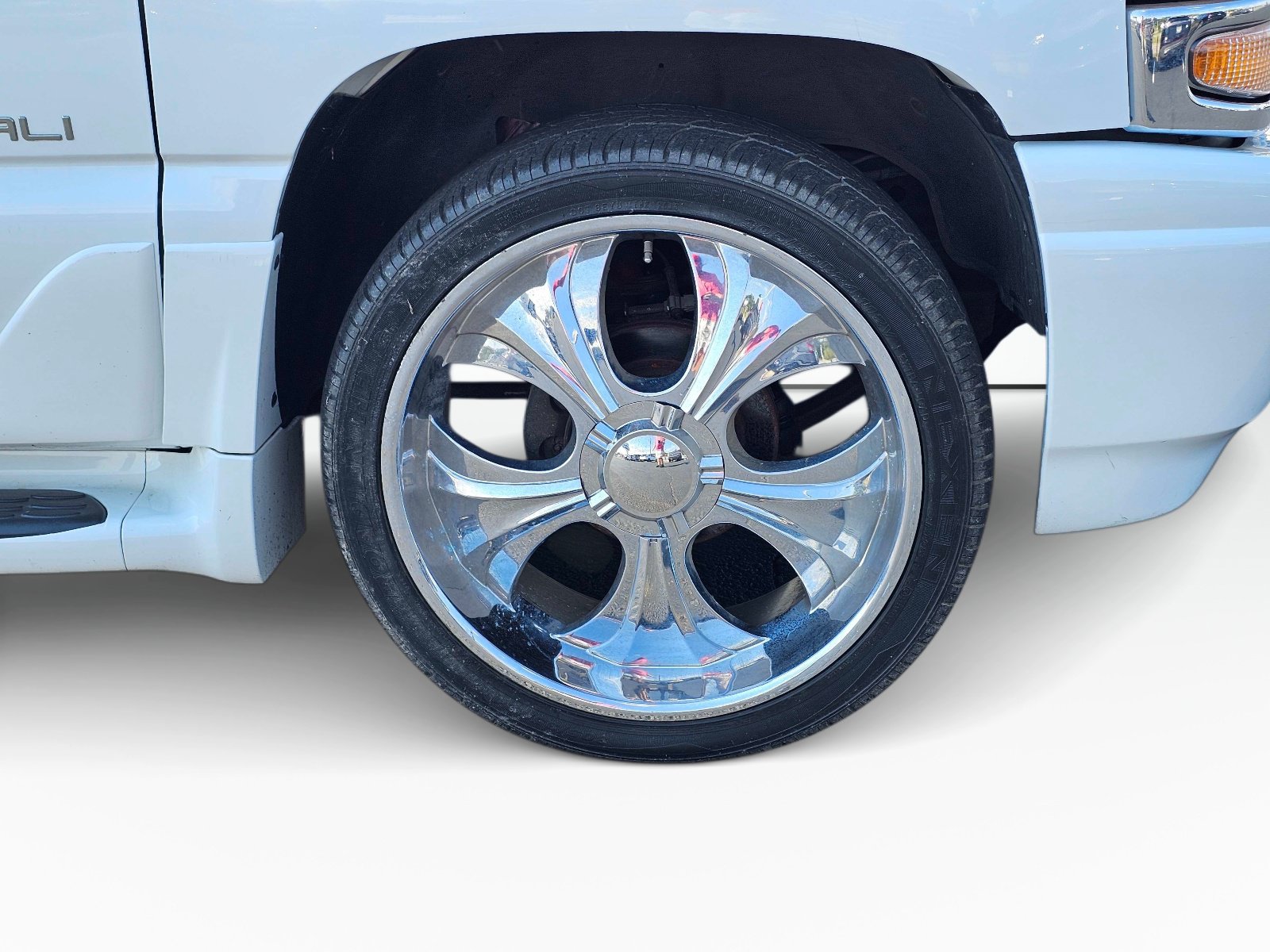 Used 2005 GMC Yukon Denali AWD/4WD image 6