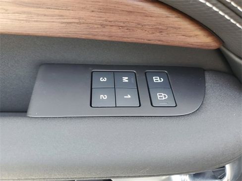 Used 2024 Land Rover Discovery Dynamic SE image 23