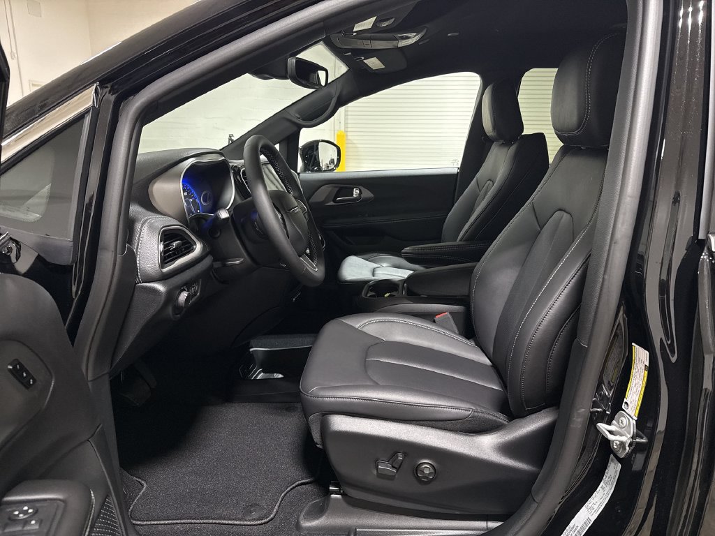 New 2027 Chrysler Pacifica Select w/ Family Tech Group AWD/4WD image 20