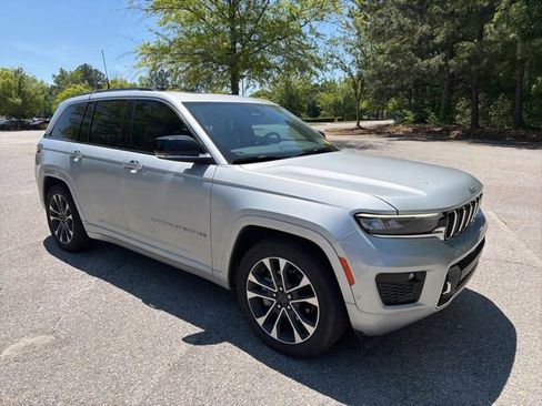 Used 2022 Jeep Grand Cherokee Overland w/ Luxury Tech Group IV AWD/4WD image 7