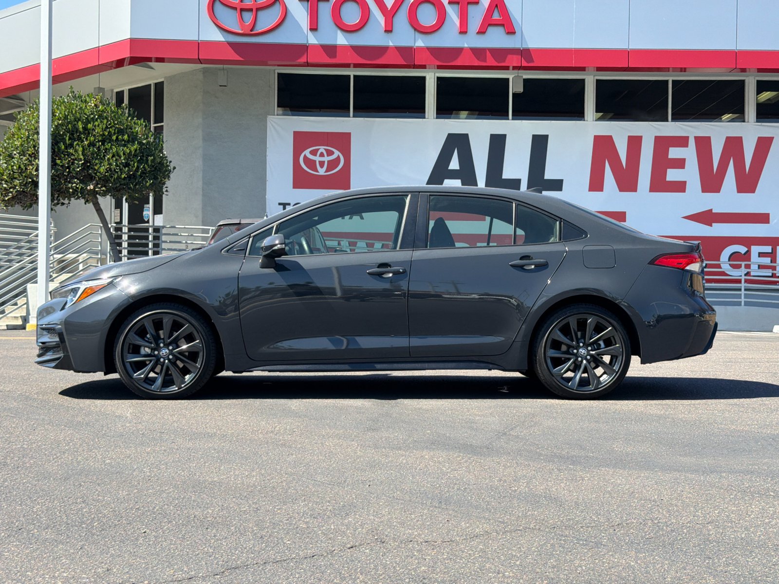 Used 2026 Toyota Corolla SE FWD image 2