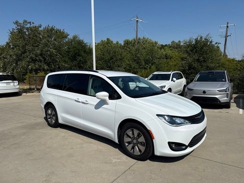 Used 2018 Chrysler Pacifica Touring-L FWD image 3