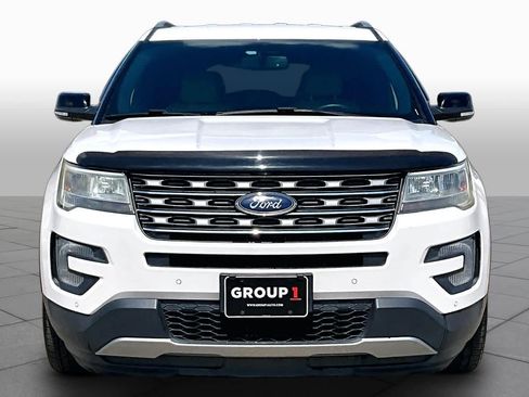 Used 2017 Ford Explorer XLT w/ Equipment Group 202A FWD image 4